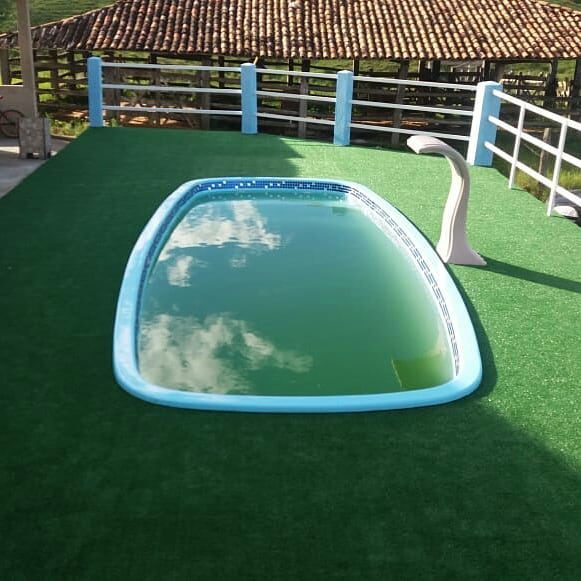 235-Foto-piscina-com-aplicacao-de-grama-nas-laterais