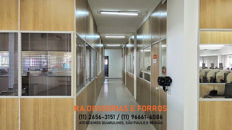 Divisoria de madeira com vidro (11) 2656-3151 - (11) 96661-6086