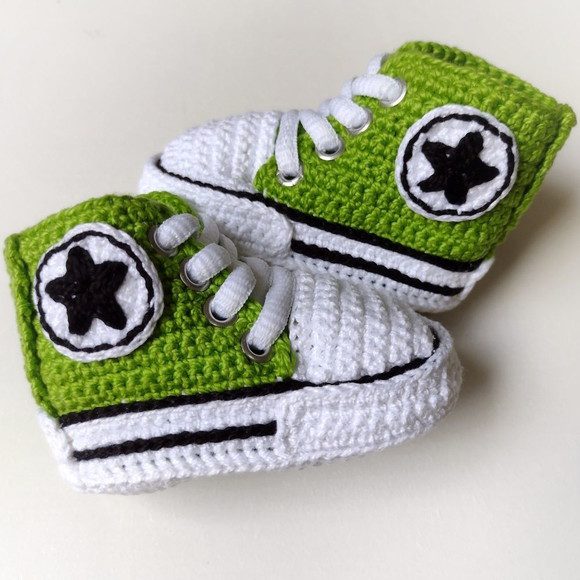sapatinho-de-bebe-em-croche-verde-estrela-bordada-all-star-de-croche