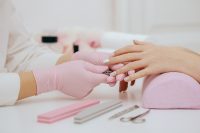 manicurist-does-manicure